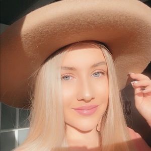 Meet your Posher, Chloe